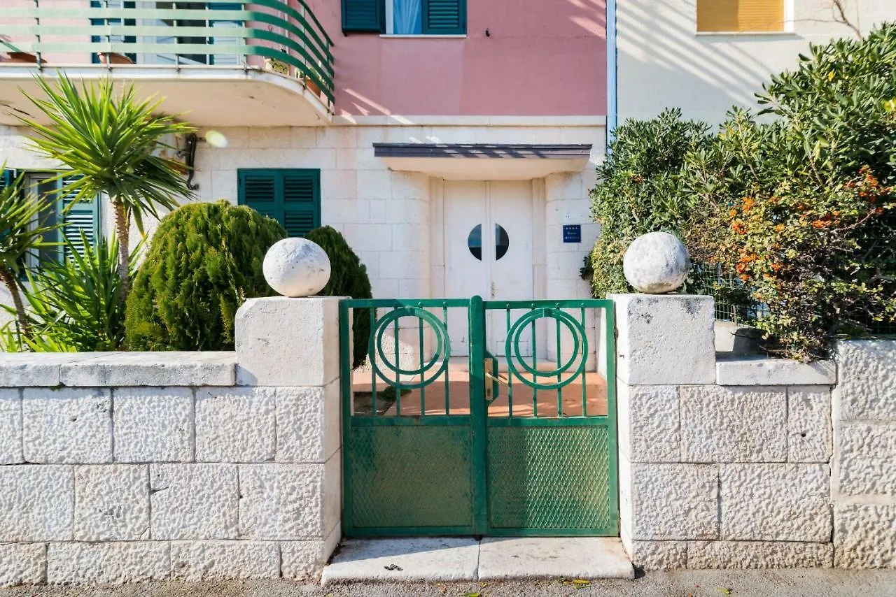 Airy Seafront 1920S Apartment Split